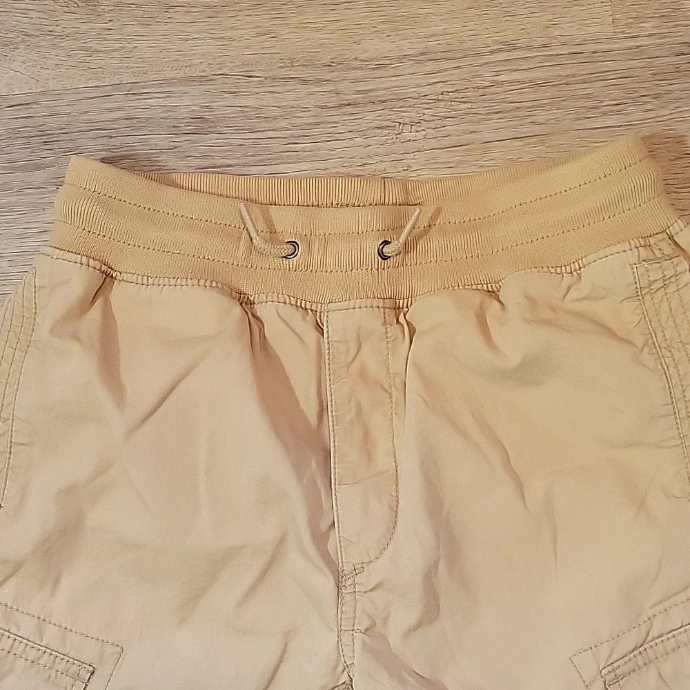 Gap tan elastic waist cargo shorts large/10